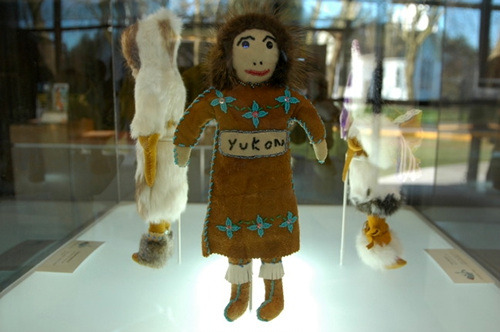 유콘 지역의 인형