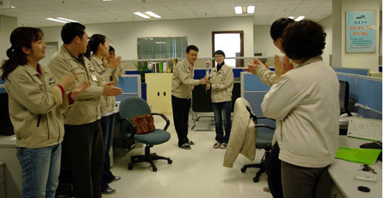 생일을 맞이한 직원에게 장미꽃 이벤트