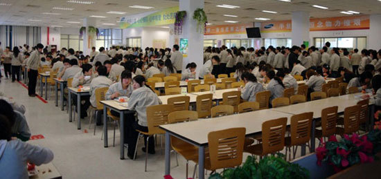 중국 현지의 식당에서 식사중인 직원들