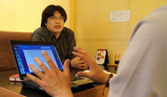 인터뷰 중인 박성렬