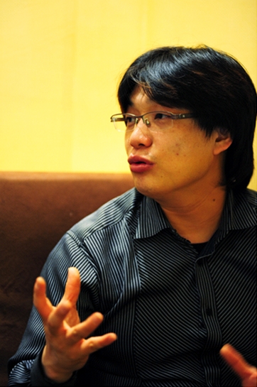 인터뷰 중인 박성렬