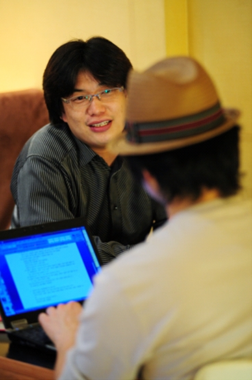 인터뷰 중인 박성렬