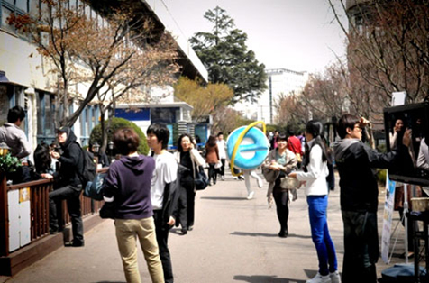 캠퍼스를 누비는 윈도우 익스플로러 마스코트