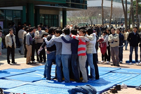 게임 중인 직원들