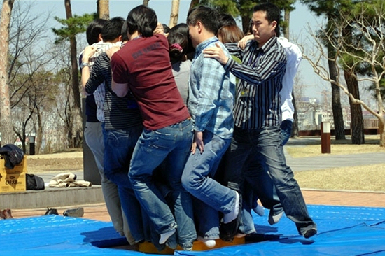 게임을 즐기는 직원들