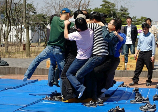 게임을 즐기는 직원들