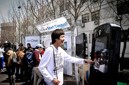 “이렇게 큰 핸드폰도 터치가 되나요????” 