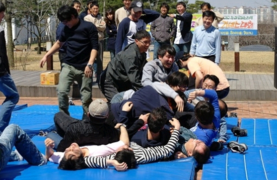 게임을 즐기는 직원들