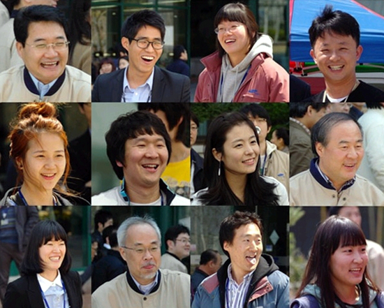 여러사람들이 즐거워하는 모습