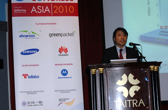 프레젠테이션 중인 사업 부장