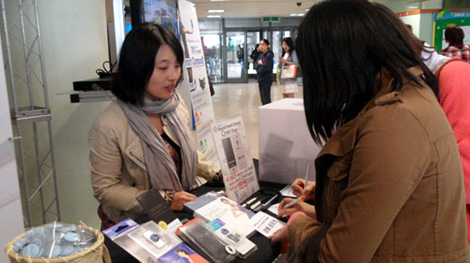 경품을 신청하는 여성