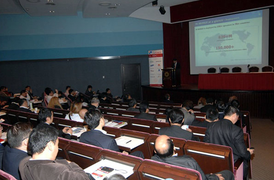 사업부장의 발표를 듣고 있는 사람들