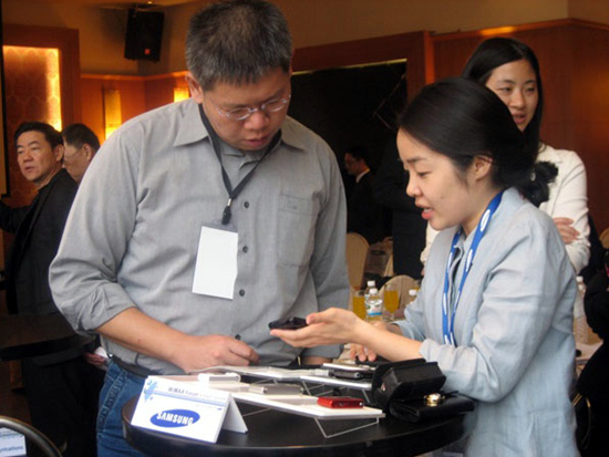 사진 : 12日 애널리스트 서밋 中 당사 단말 소개 