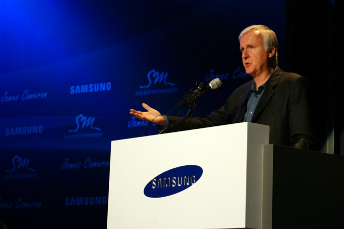 연설중인 제임스 카메론 감독