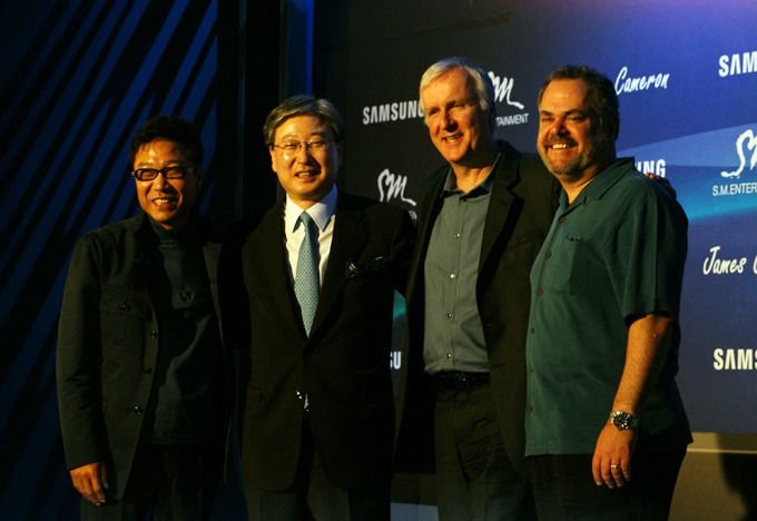 어깨동무한 이수만 대표, 제임스 카메론 감독 , 윤부근 사장 , 빈스 페이스 감독