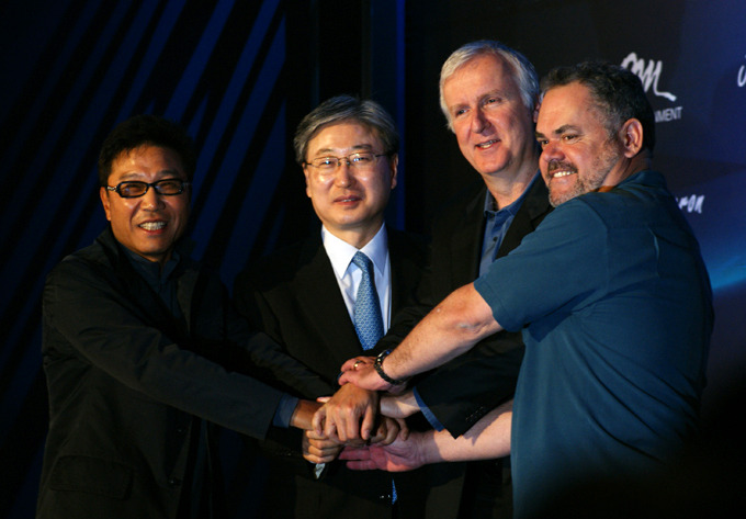 서로의 손을 잡은 이수만 대표 , 제임스 카메론 감독 , 윤부근 사장, 빈스 페이스 감독