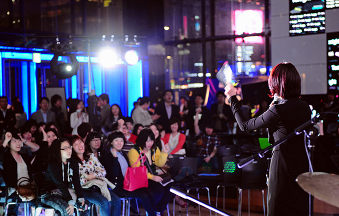 행사를 관람 중인 사람들