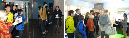 행사장을 둘러보는 수상자들