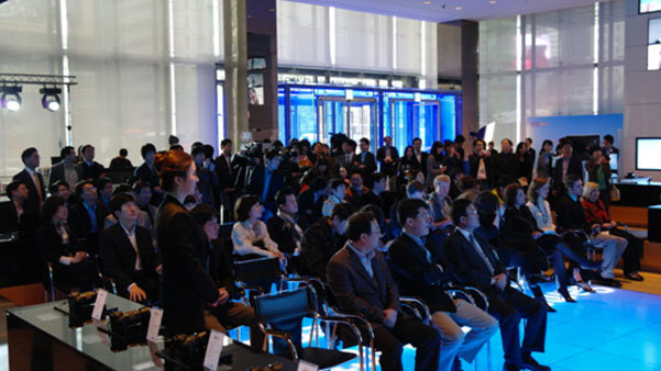 자리를 빼곡히 메운 관중들로 가득 찬 딜라이트