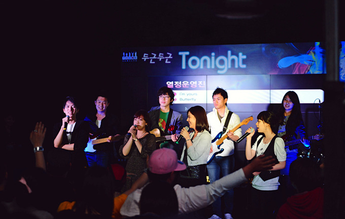 열창 중인 열운 밴드