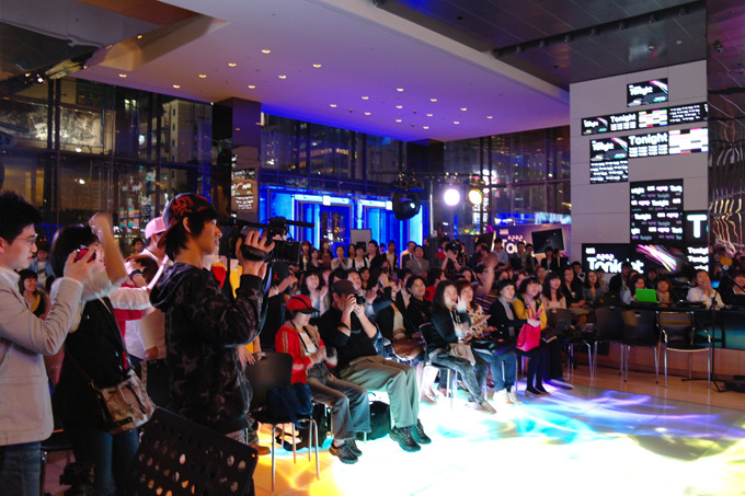 행사를 관람 중인 사람들