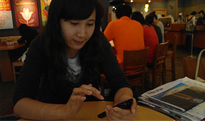 삼성 갤럭시A를 다루고 있는 임하영