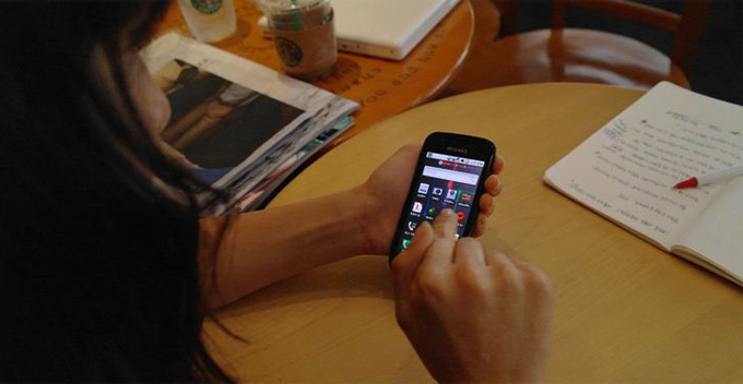 갤럭시A를 다루고 있는 임하영