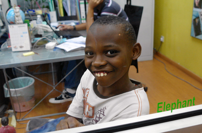 의상을 기다리는 어린이 모델