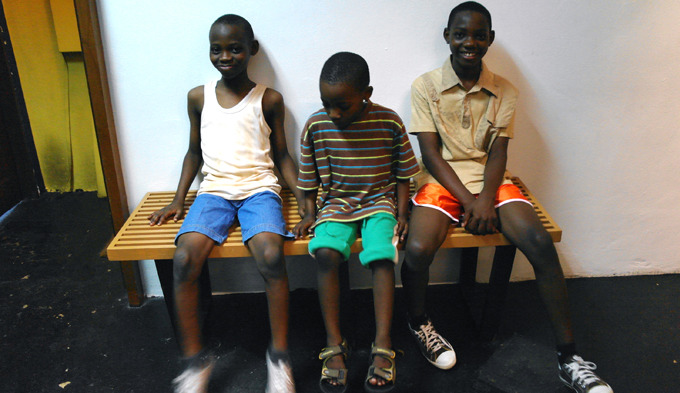 의상을 입은 어린이 모델들