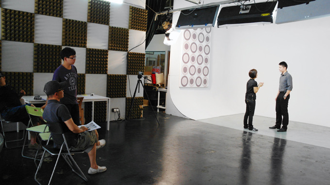 모델과 대화하는 스태프