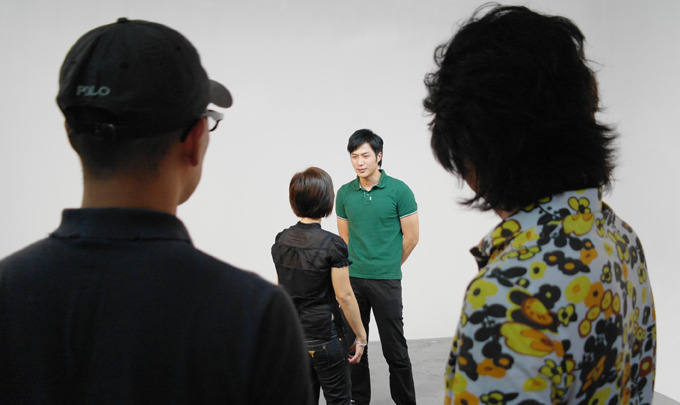 모델과 대화하는 스태프