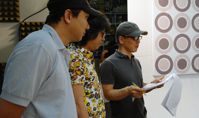 카메라 감독과 상의하는 윤감독