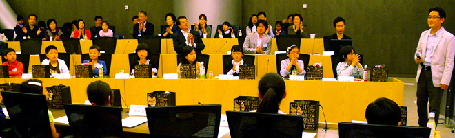 어린이 기자단들이 박수를 치고 있는 모습