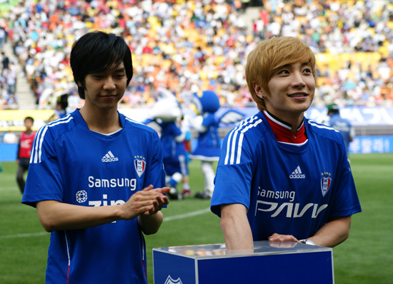 추첨중인 이승기와 이특