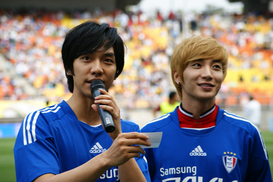 추첨 중인 이승기와 이특