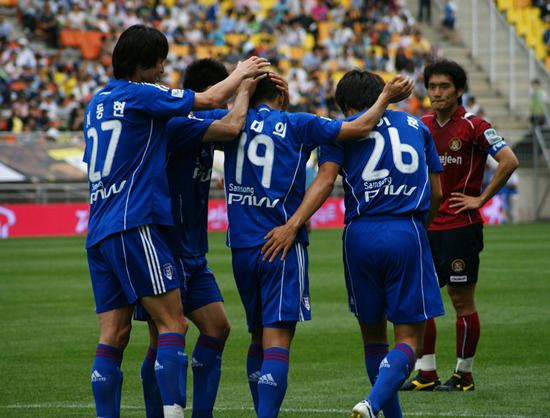 서로 격려하는 선수들