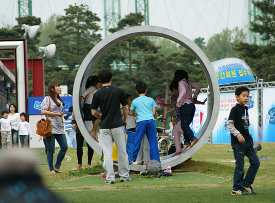 행사를 즐기는 아이들