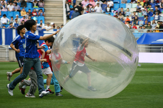 게임 중인 이승기와 아이들