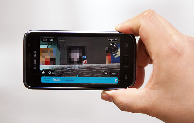 갤럭시S를 들고있는 안원익수석