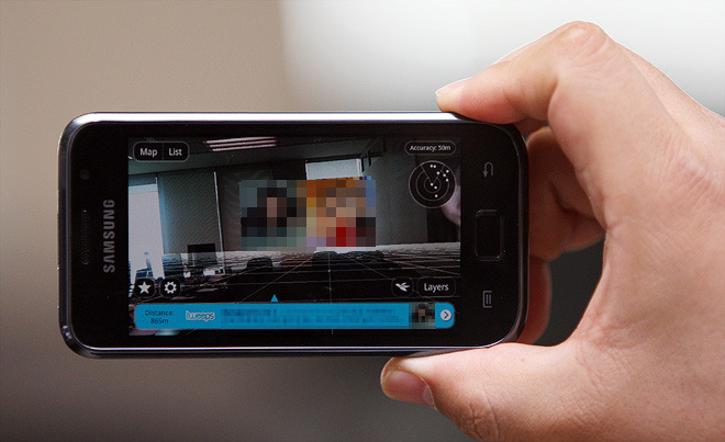 갤럭시S를 들고있는 모습