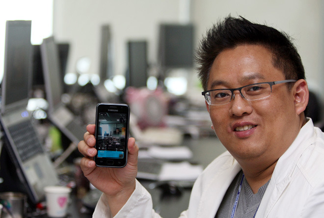 안원익 수석이 갤럭시 S를 들고있는 모습