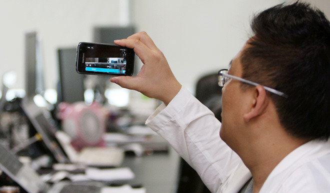 갤럭시S를 들고있는 안원익 수석