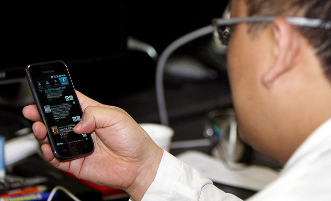 갤럭시 S를 만지고 있는 안원익 수석