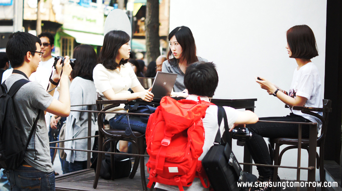 인터뷰하는 안드로이드녀