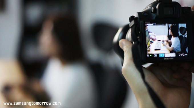 안드로이드녀를 찍고 있는 카메라