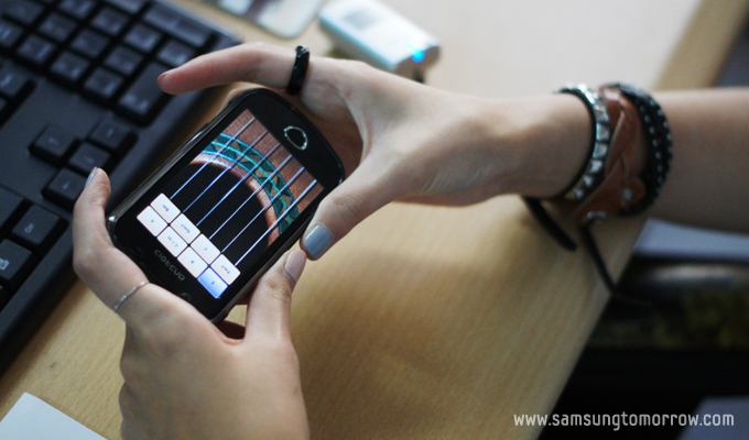 어플로 연주중인 안드로이드녀