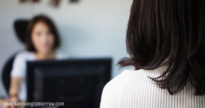 컴퓨터를 하는 안드로이드녀