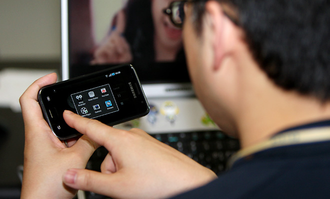 갤럭시S를 만지고 있는 안원익 수석