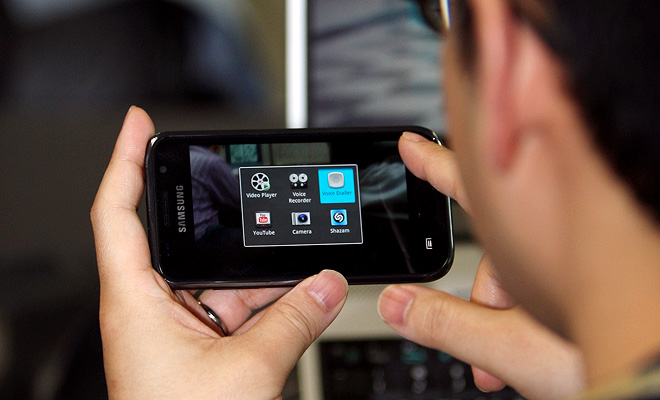 갤럭시S를 만지고 있는 안원익 수석