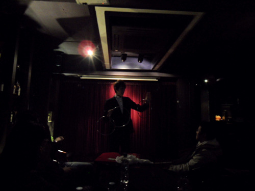 무대에서 공연을 하는 마술사